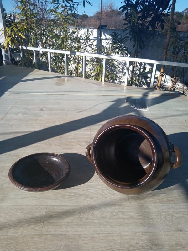 정자에서 소독하고 말리고 있는 항아리