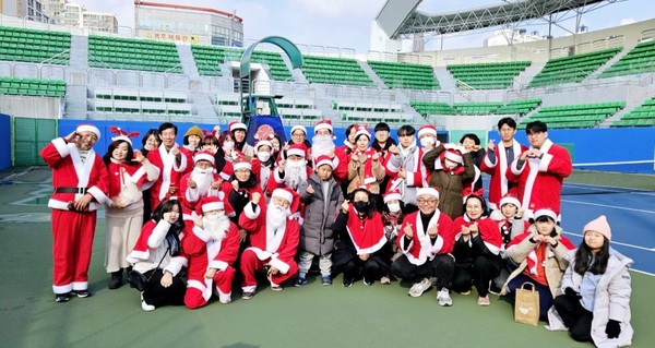 2023 사랑의 몰래산타 행사에 참여한 산타 여러분.