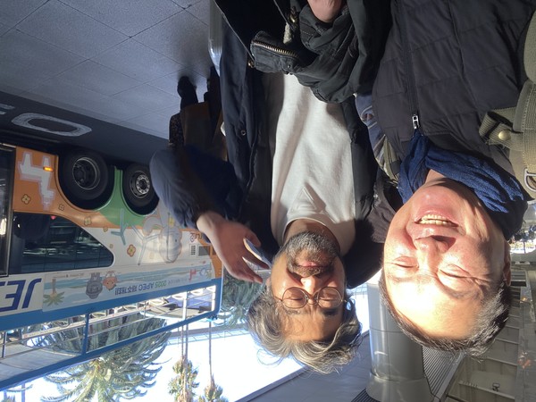 항공기에서 만난 벗과 함께.