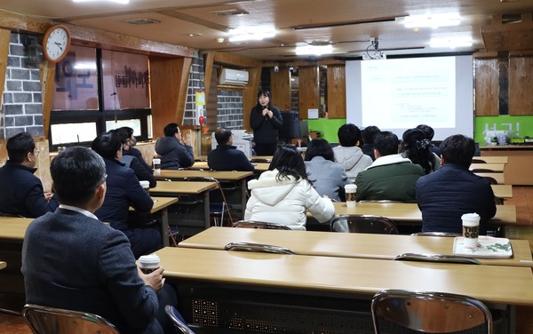 광주서구시니어클럽 박지영 실장이 마을자원관리사 사업단을 설명하고 있다.
