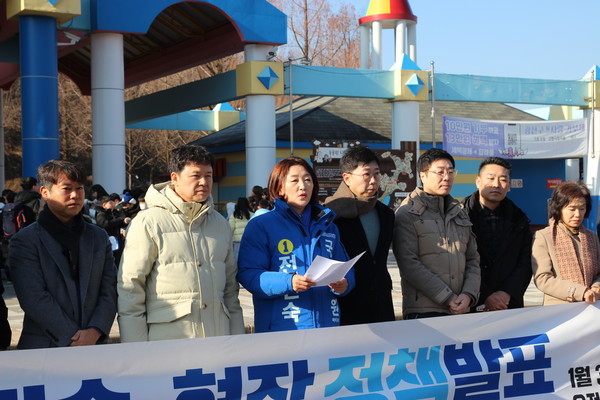 더불어민주당 전진숙 예비후보가 30일 광주 북구 우치공원 앞에서 현장 공약을 발표했다. 전진숙 