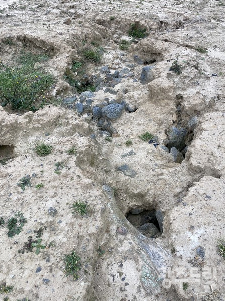 동굴로 물이 빠져나간다는 숨골.