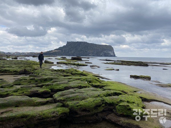 광치기해변과 일출봉.