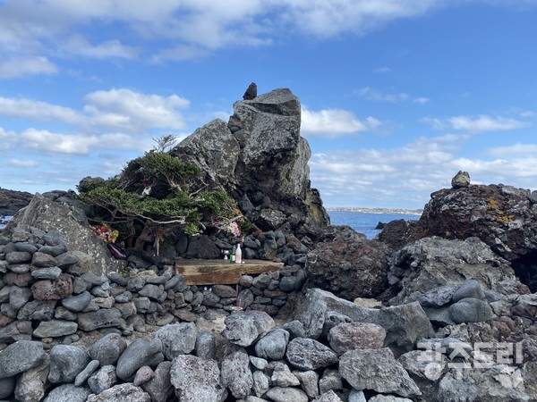 히도리 당집과 뒷편 우도.