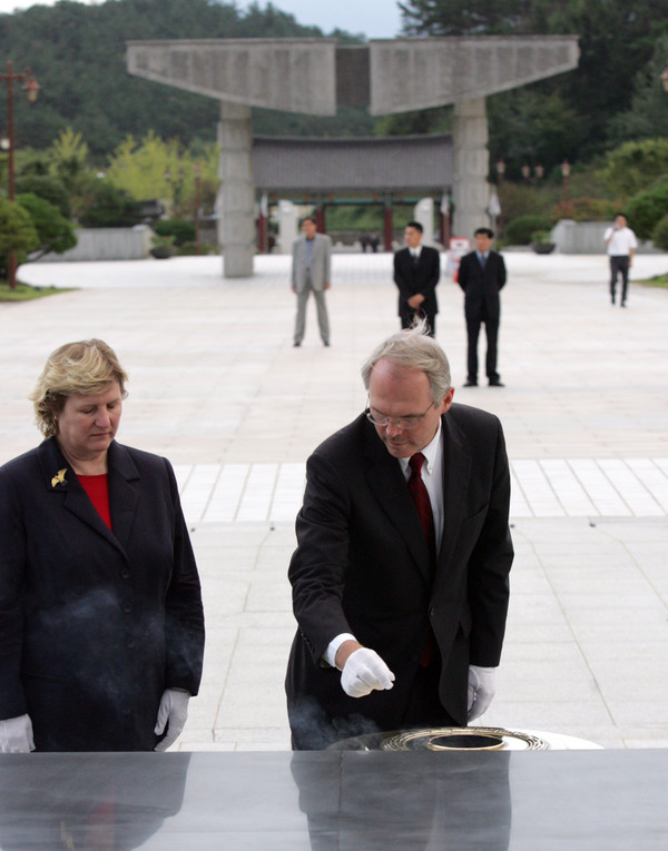 주한미대사의 망월동 참배 모습.