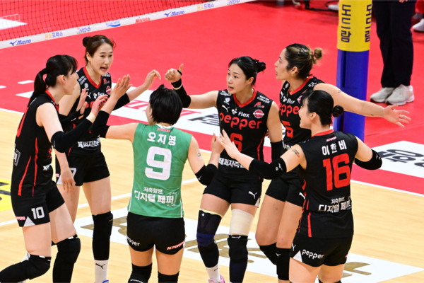 지난 3일 광주에서 열린 도드람 23-24 V리그 페퍼저축은행 vs 한국도로공사 경기. 선수들이 모여 서로를 다독이고 있다. 사진=KOVO.