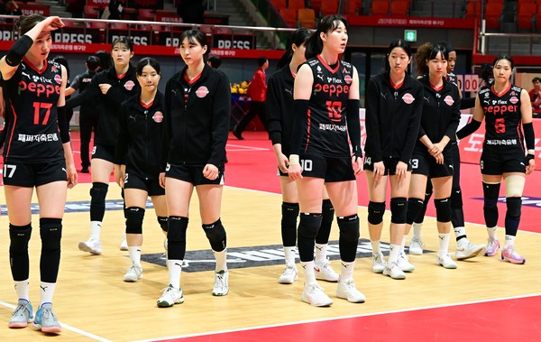 광주 페퍼스타디움에서 열린 GS칼텍스와의 대결에서 역전패 당한 페퍼선수들. 침울한 표정이 분위기를 말해준다. 사진=KOVO.