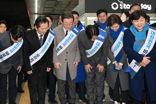 이재명 더불어민주당 대표를 비롯한 의원들이 8일 서울 용산역에서 귀성인사를 하고 있다.<BR> 뉴시스