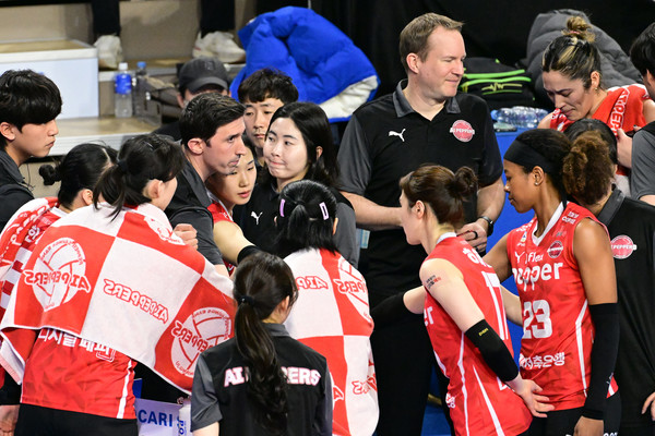 굳은 얼굴로 작전을 지시하는 조 트린지 감독. 사진=KOVO.