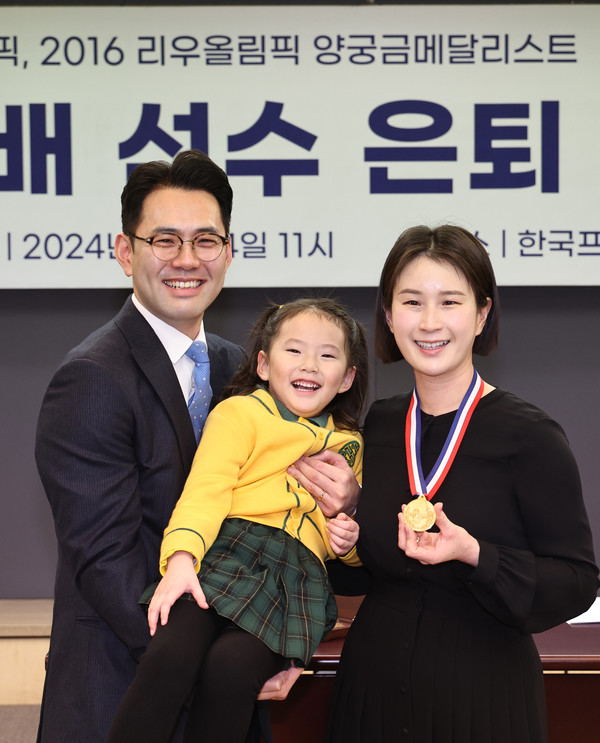 한국양궁의 레전드 기보배 선수가 은퇴 기자회견을 가진 후 가족끼리 모여 기념촬영을 진행하고 있다. 사진=뉴시스,