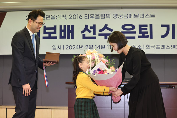 기보배 선수의 딸 성제인이 직접 엄마에게 꽃다발과 금메달을 건네주고 있다. 사진=뉴시스.