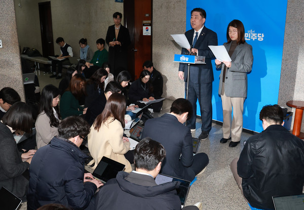 더불어민주당 공천관리위원회 간사인 김병기 의원과 박희정 대변인이 15일 오전 서울 여의도 국회에서 공천관리위원회 3차 심사 결과를 발표하고 있다. 뉴시스.