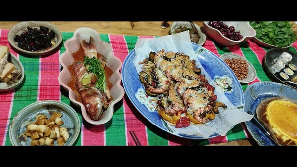 본방채(本幇菜)에 올라 온 쏘가리요리. 본방채는 각 지역의 대표적인 음식을 말한다. 상하이에서는 상하이요리, 베이징에서는 베이징요리 정도로 이해하면 된다. 손님 대접에는 반드시 물고기 요리가 올라오고, 물고기의 머리는 손님을 향하게 하는 것도 중국식 예의이다.