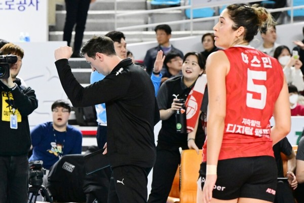 승리의 순간 팔을 치켜들며 감격스러움을 감추지 못하는 조 트린지 감독. 사진=KOVO.