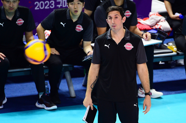 페퍼스 조 트린지 감독이 시즌을 채우지 못하고 결별 수순을 밟게 됐다. 사진=KOVO.