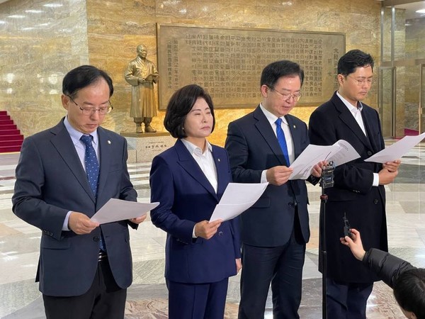 서구을, 광산갑, 전주을 등 세 지역구 7명의 예비후보들이 29일 오전 국회 로텐더홀에서 기자회견을 열어 ‘부당한 검사 특혜 가산점 철회’를 촉구했다. 왼쪽부터 김경만 양경숙 이용빈 김광진 예비후보.