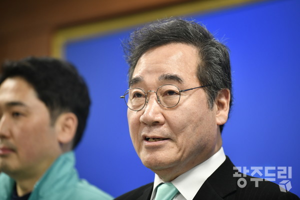 이낙연 새로운미래 공동대표가 4일 광주시의회에서 출마 기자회견을 열고 취재진 질문에 답하고 있다.