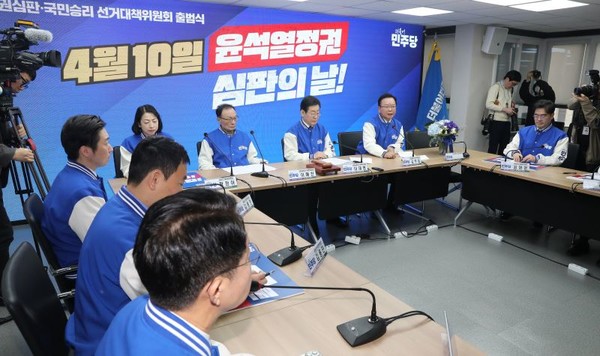 12일 오전 서울 여의도 민주당 중앙당사에서 열린 선거대책위원회 출범식 및 1차 회의. 이해찬 이재명 김부겸 공동위원장이 발언하고 있다.  뉴스1