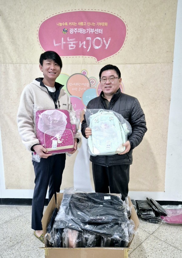 해마다 신학기에 이뤄지고 있는 유장석 전문 MC의 책가방 기부.