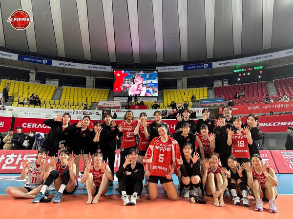 창단 3년 만에 연승을 하고, 천적 정관장을 상대로 처음 승리까지 쟁취한 페퍼 선수들이 경기 후 기념촬영을 하고 있다.  AI페퍼스 제공.