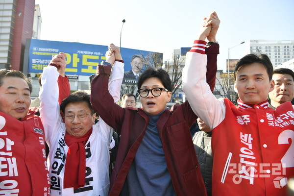 한동훈 국민의힘 비상대책위원장이 15일 광주 동구 5·18 민주광장에서 국민의힘 광주지역 출마자들 지지를 호소하고 있다.