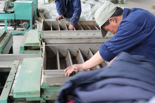 이조기(理條機)기 청소 모습. 안길백차는 제조 과정에서 이조기를 사용한다. 이조기는 홍청 녹차의 제다 특히 조형(條形) 녹차에서 과도한 유념으로 어린 찻잎의 모양이 손상되는 것을 막기 위해 살청과 함께 이조(理條: 사진에 보이는 틀을 좌우로 흔들어 약한 유념을 하는 것)를 동시에 하도록 만들어진 기계이다. 즉 살청과 유념이 동시에 이루어진다는 말이다. 이조기는 높은 등급의 안길백차와 황산모봉 등의 조형 녹차 제다에 사용된다.