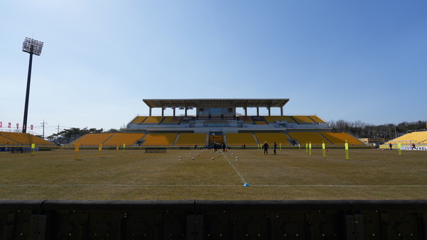 경기가 비어있는 날 광주축구전용구장에서 훈련중인 광주FC 선수들. 하지만 잔디보호를 위해 여러 훈련장이 필요하다.