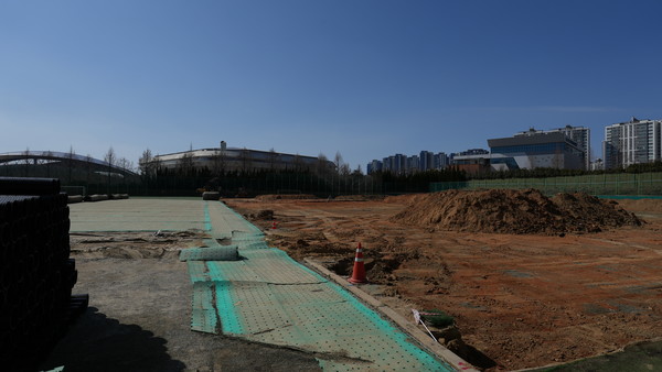 작년 배수문제로 사용에 지장이 많았던 광주축구센터. 현재 기초배수시설 및 전면 천연잔디 교체 등 공사를 진행하고 있다. 공사는 5월 말 끝날 예정이다.