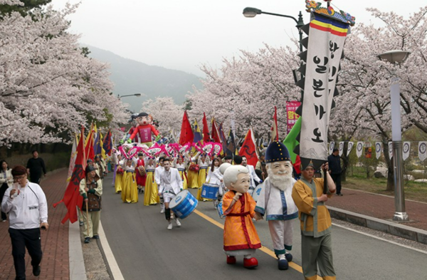 지난 2019년 벚꽃이 만개한 가운데 진행된 영암왕인문화축제 퍼레이드. 영암군 제공.