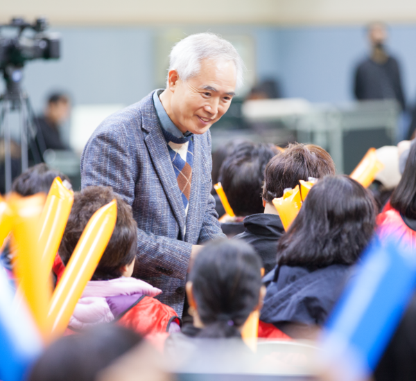더불어민주당 양부남 광주 서구을 후보가 유권자들과 인사하고 있다. 양부남 후보 제공.