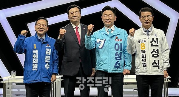 선관위 주관 TV토론회에 앞서 순천갑 선거구 출마자들이 선전을 다짐하는 포즈를 취하고 있다.   김형석 후보 사무실 제공
