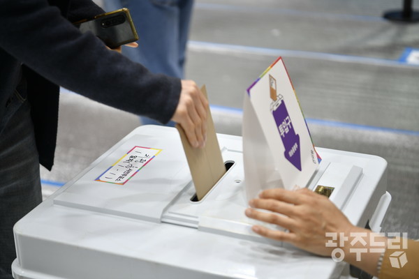 사전투표 첫 날인 5일 오후 광주 서구 치평초등학교에 마련된 사전투표장에서 유권자들이 투표를 하고 있다.