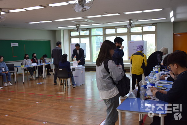 제22대 국회의원 선거 당일인 10일 오전 광주 서구 치평동 계수초등학교에 마련된 투표소에서 유권자들이 투표에 참여하고 있다.