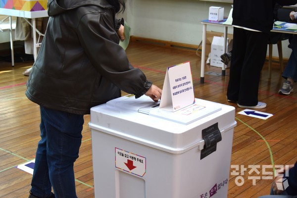 제22대 국회의원 선거 당일인 10일 오전 광주 서구 치평동 계수초등학교에 마련된 투표소에서 유권자들이 투표에 참여하고 있다.