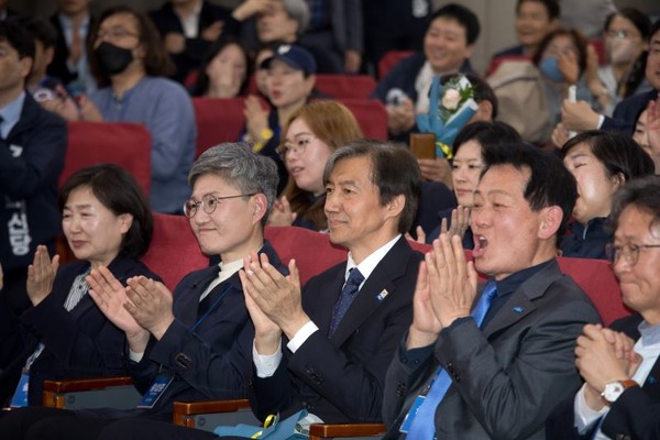 조국 조국혁신당 대표와 비례대표 후보 등이 10일 오후 서울 여의도 국회의원회관에 마련된 개표상황실에서 출구조사 결과를 확인하며 손뼉을 치고 있다. 뉴스1