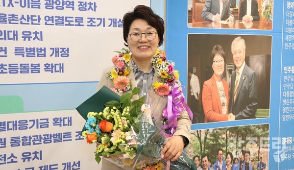 권향엽 당선자가 국회의원 당선 소식이 전해진 이후 지지자로부터 축하 꽃다발을 받고 인사말을 하고 있다.   권향엽 당선인 사무소