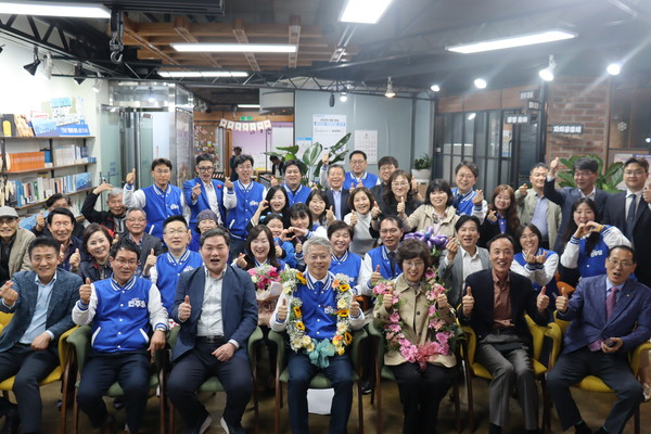 민형배 후보가 22회 총선에서 당선을 확정 지은 후 다 함께 기념사진을 촬영했다. 사진=더불어민주당 선거사무소 제공.