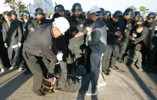 순천 현대하이스코 정문 앞에서, 농성자들에게 음식과 물을 전달하려던 가족들을 회사 측이 저지하고 있다.  광주드림 자료사진.