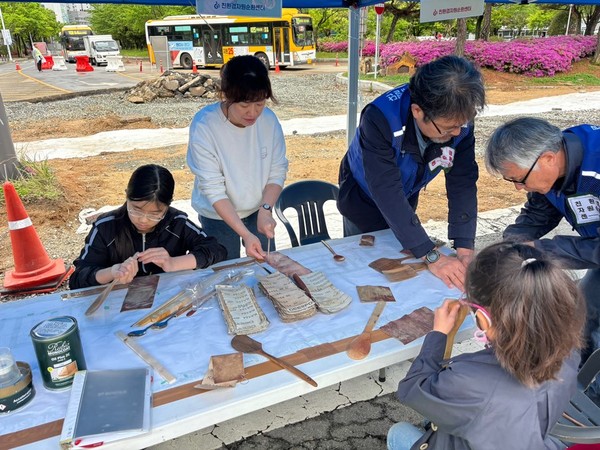 광주광역시청 앞 차 없는 거리 일대에서 진행된 지구의날 행사에서 찾아가는 수리·수선 강좌가 열리고 있다. 사진=친환경자원순환센터 제공.