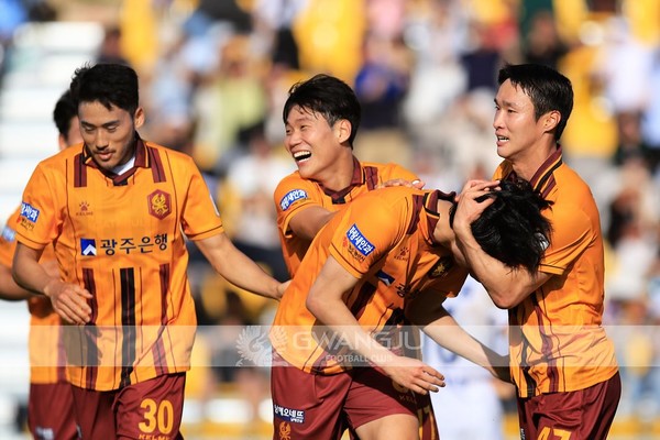 문민서의 선제골을 축하하며 기뻐하는 광주FC 선수들. 사진=광주FC제공.