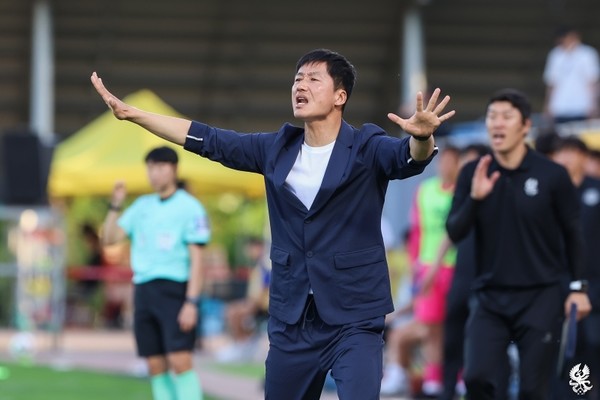지난 4월 27일 수원전에서 선수들을 지도하는 이정효 감독. 경기가 잘 풀리지 않자 답답한 감정을 표출했다. 사진=광주FC.
