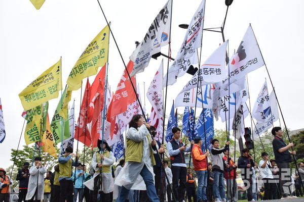 민주노총 광주본부 산하 산별 노조 지부들이 깃발을 들고 모여있다.
