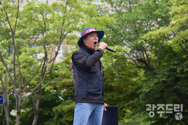 금속노조 위니아딤채 김학구 지회장이 세계노동절 광주대회에서 투쟁발언을 하고 있다.