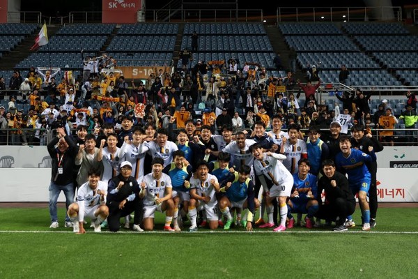 승리 직후 단체샷. 광주FC 제공