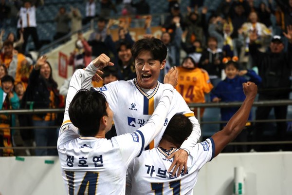 쐐기골 세레모니하는 이희균 정호연 가브리엘. 광주FC 제공
