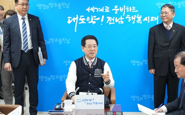 지난달 2일 김영록 전남도지사가 `국민과 함께하는 민생토론회’와 관련된 내용을 발표하는 장면. 이 자리에서 김 지사는 대통령과 총리의 발언을 근거로 기존 통합의대 유치 방침에서 단일의대로 선회하고, 이 배경을 설명했다. 광주드림 자료사진.