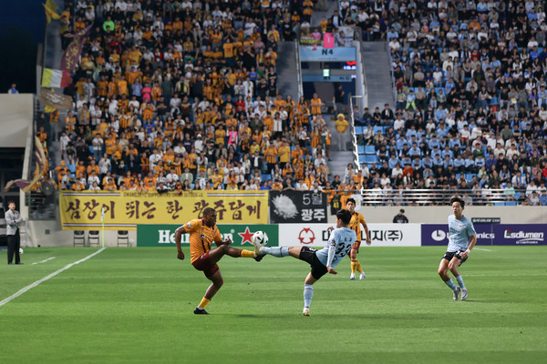 지난 11일 대구원정. 가브리엘의 볼경합 사진=광주FC.