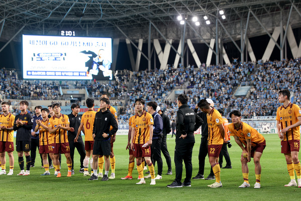 경기 후 팬들에게 인사를 하기 위해 모인 광주FC 선수들. 광주FC 제공.