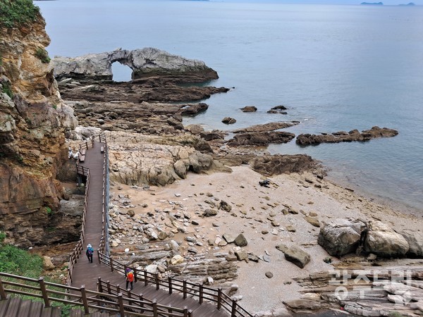 독립문바위 데크길.