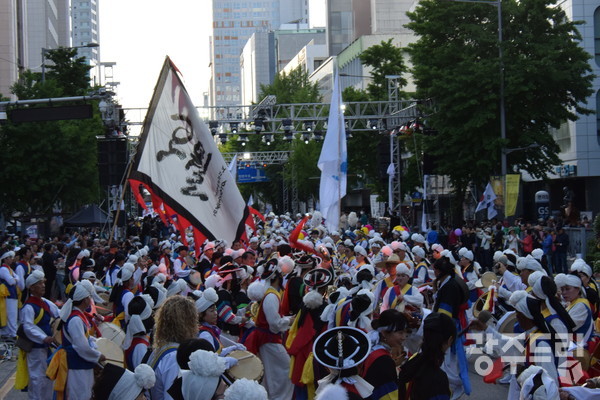 17일 광주 동구 금남로 일대에서 열린 5·18민주화운동 44주년 전야행사에서 오월풍물단이 연주하고 있다.